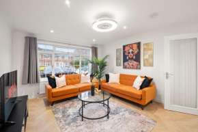 4 Bed House & Free Parking, Town Centre & Patio